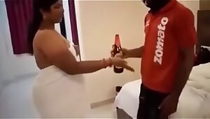 Indian Delivery boy viral video with auntie